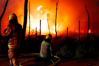 Am Abend kam es in Berlin-Marzahn zu einem Gro?brand in einem Gewerbegebiet.-stock-foto