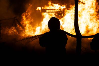 Am Abend kam es in Berlin-Marzahn zu einem Gro?brand in einem Gewerbegebiet.-stock-foto