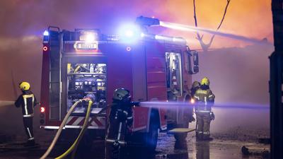 Lagerhallen in Flammen:150 Kr?fte bek?mpfen Gro?brand in Berl, Ein verheerender Gro?brand w?tete im Pyramidenweg in Berl-stock-foto