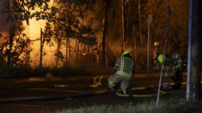 Lagerhallen in Flammen:150 Kr?fte bek?mpfen Gro?brand in Berl, Ein verheerender Gro?brand w?tete im Pyramidenweg in Berl-stock-foto