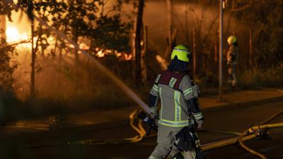 Lagerhallen in Flammen:150 Kr?fte bek?mpfen Gro?brand in Berl, Ein verheerender Gro?brand w?tete im Pyramidenweg in Berl-stock-foto