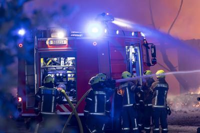 Lagerhallen in Flammen:150 Kr?fte bek?mpfen Gro?brand in Berl, Ein verheerender Gro?brand w?tete im Pyramidenweg in Berl-stock-foto