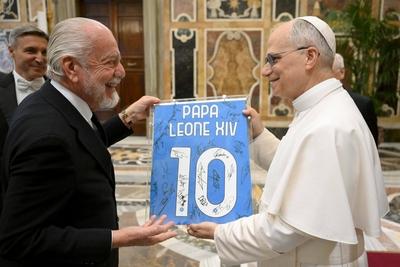 ITALY - REL - POPE LEO XIV  MEETING WITH FC NAPLES PLAYERS AND MANAGEMENT AFTER THE TEAM WON THE SERIE A CHAMPIONSHIP IN  VATICAN - 2025/05/27-stock-foto