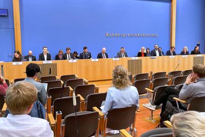 Berlin, Deutschland, 02.06.2025: Bundespressekonferenz: Regierungspressekonferenz: L-R unter anderem: Kira N?bel (BMG),-stock-foto