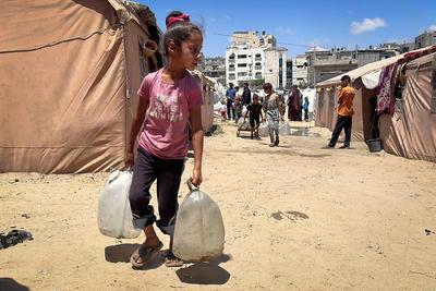 Palestinians try to meet their daily water needs by filling jerry cans with water distributed by tankers as the 'humanitarian crisis' in the region continues to deepen due to the total embargo-stock-foto