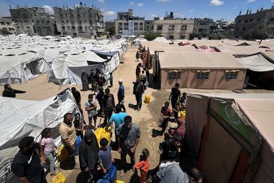 Palestinians try to meet their daily water needs by filling jerry cans with water distributed by tankers as the 'humanitarian crisis' in the region continues to deepen due to the total embargo-stock-foto