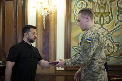 Ukrainian President, Volodymyr Zelenskyy, presents awards to veterans of the National Service in the field of special communications and information protection-stock-foto
