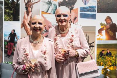 Eva und Adele bei VIK MUNIZ x RUINART zum Gallery Weekend 2019 in der DNA Galerie, Auguststra?e 20, 10117 Berlin *** Eva-stock-foto