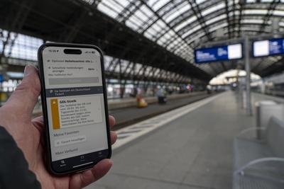 DB-Navigator App, Warnhinweis, 3-t?giger Streik der Bahn Gewerkschaft GDL, es fahren nur ganz wenige Z?ge in Nah- und Fe-stock-foto