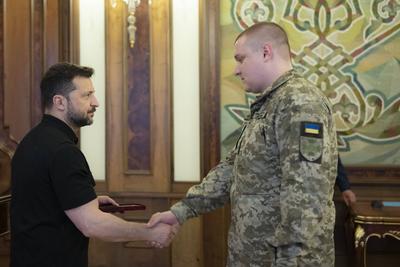 Ukrainian President, Volodymyr Zelenskyy, presents awards to veterans of the National Service in the field of special communications and information protection-stock-foto