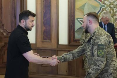 Ukrainian President, Volodymyr Zelenskyy, presents awards to veterans of the National Service in the field of special communications and information protection-stock-foto