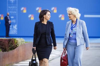 (L-R): Annalena Baerbock, Bundesaussenministerin, und Christine Lambrecht, Bundesministerin der Verteidigung, aufgenomm-stock-photo