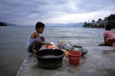 Indonesien Junge w?scht Geschirr, Indonesien, Asien Copyright: xZoonar.com/WalterxG.xAllg?werx 635843-stock-foto