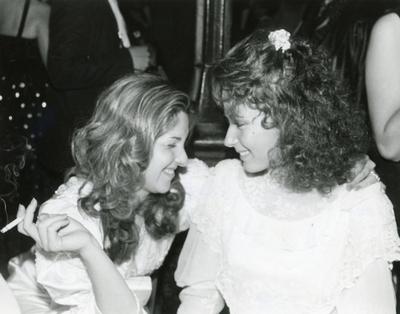 Barbara Broccoli and Deborah Moore London, UK. LIBRARY. Barbara Broccoli and Deborah Moore. Mid 1980s. LMK11-SLIB160520--stock-foto
