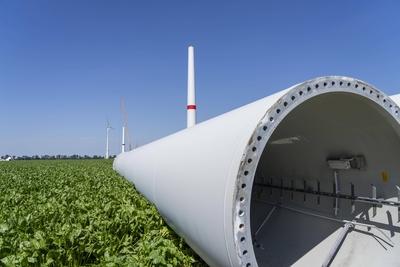 Repowering, demontiertes Windrad vom Ty Enercon E-58, in einem Windpark bei Issum, 9 ?ltere Windenergieanlagen, die ?ber-stock-foto