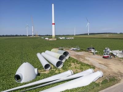 Repowering, demontiertes Windrad vom Ty Enercon E-58, in einem Windpark bei Issum, 9 ?ltere Windenergieanlagen, die ?ber-stock-foto