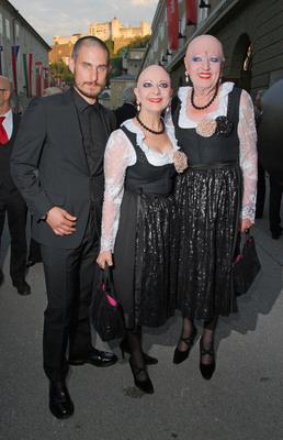 Salzburger Festspiele 30.07.2012 Schauspieler Clemens Schick + Kuenstlerpaar Eva und Adele (& +), Grosses Festspielhaus,-stock-foto