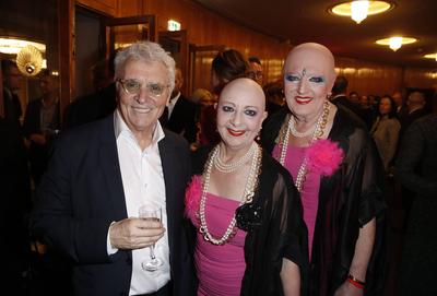 Henry H?bchen mit K?nstlerpaar Eva & Adele / 27. B.Z. Kulturpreis am 9. Januar 2018 in der Volksb?hne Berlin / *** Henry-stock-foto