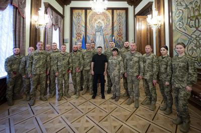 Ukrainian President, Volodymyr Zelenskyy, presents awards to veterans of the National Service in the field of special communications and information protection-stock-foto
