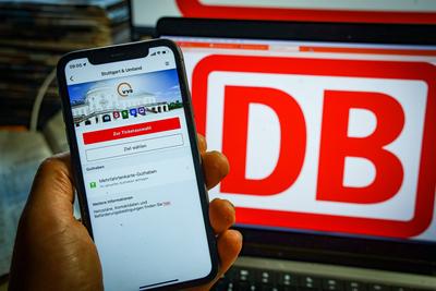 18.12.2022: Kauf von Verbundtickets ?ber die App DB Navigator. Kauf ?ber den Verbundshop, Men?punkt Verbundtickets. Ver-stock-foto