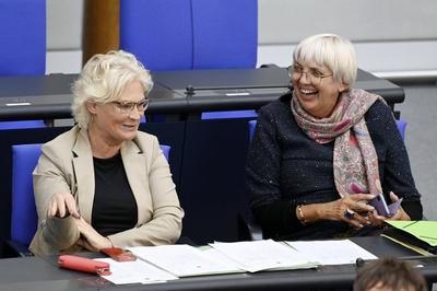 Christine Lambrecht und Claudia Roth in der 33. Sitzung des Deutschen Bundestages im Reichstagsgeb?ude. Berlin, 11.05.2-stock-foto