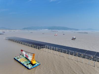 China Nuclear Tianwan Tidal Flat PV Construction-stock-foto