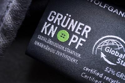 Gr?ner Knopf, staatliches Siegel zur Kennzeichnung von nachhaltigen Textilien, Etikett an einer Textilie *** Green butto-stock-foto