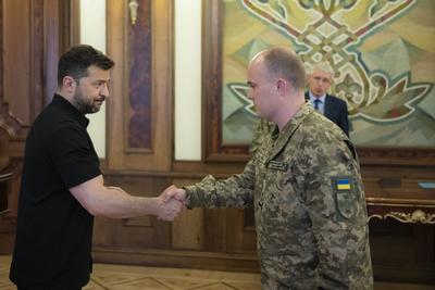 Ukrainian President, Volodymyr Zelenskyy, presents awards to veterans of the National Service in the field of special communications and information protection-stock-foto