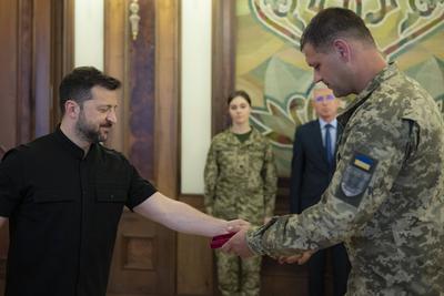 Ukrainian President, Volodymyr Zelenskyy, presents awards to veterans of the National Service in the field of special communications and information protection-stock-foto