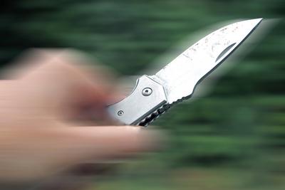 Angriff mit Messer / Messerangriff - Symbolbilder Messer als Kampfmittel BEARBEITET: Ein scharfes Messer befindet sich i-stock-foto