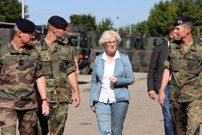 Verteidigungsministerin Christine Lambrecht bei der DF-Brigade in M?llheim. Bundesverteidigungsministerin Christine Lam-stock-foto