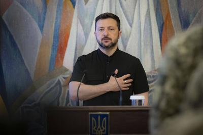 Ukrainian President, Volodymyr Zelenskyy, presents awards to veterans of the National Service in the field of special communications and information protection-stock-foto