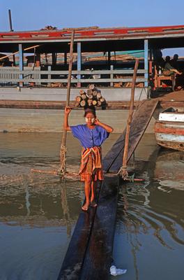 Tagel?hnerin im Hafen von Mandalay, Myanmar Eine junge Frau (eigentlich noch ein M?dchen) beim l?schen der Ladung im Haf-stock-foto