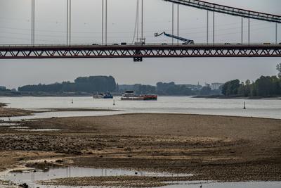 News Bilder des Tages Rhein bei Emmerich, extremes Niedrigwasser, Rheinpegel bei 0 cm, Tendenz fallend, Rheinbr?cke B220-stock-foto