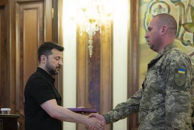 Ukrainian President, Volodymyr Zelenskyy, presents awards to veterans of the National Service in the field of special communications and information protection-stock-foto