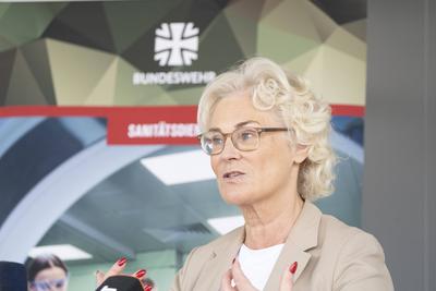 Bundesverteidigungsministerin Christine Lambrecht zu Besuch im Bundeswehrkrankenhaus Berlin ;Bundesverteidigungsminister-stock-foto