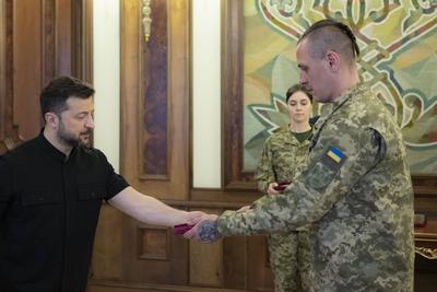 Ukrainian President, Volodymyr Zelenskyy, presents awards to veterans of the National Service in the field of special communications and information protection-stock-foto