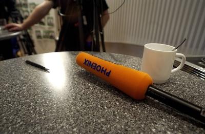WARTEN AUF EIN INTERVIEW Mikrofon des Nachrichtensenders Phoenix liegt bereit f?r aktuelle Befragun-stock-foto