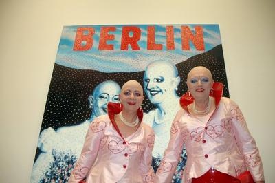 Bildnummer: 50584480  Datum: 02.09.2004  Copyright: imago/SteinachK?nstler Eva & Adele (GER) anl?sslich einer Ausstellung ihrer Werke in der Galerie Michael Schultz - Berlin, Personen; 2004, Berlin, Ausstellung, Ausstellungen, Maler, Performancek?nstler, Kost?m, Kost?miert, kost?mierte, Verkleidung, Verkleidungen, verkleidet, verkleidete, Paar, Paare, Performance, Schriftzug,; , quer, Kbdig, Gruppenbild, close, Malerei, Kunst, Deutschland, Randbild, People; Aufnahmedatum gesch?tzt-stock-foto