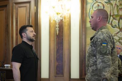 Ukrainian President, Volodymyr Zelenskyy, presents awards to veterans of the National Service in the field of special communications and information protection-stock-foto
