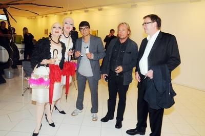 Bildnummer: 55612710  Datum: 24.07.2011  Copyright: imago/Manfred Siebinger2011 - L-R: Eva & Adele, Bernhard Martin, Hubert Scheibl, Stefan Balkenhol. Eissalon, Vernissage in Salzburg Kultur People xsp 2011 quer 2011 Bernhard Martin Eissalon Vernissage Salzburg Eva & Adele Hubert Scheibl Stefan BalkenholBildnummer 55612710 Date 24 07 2011 Copyright Imago Manfred Inger screen 2011 l r Eva & Adele Bernhard Martin Hubert Scheibl Stefan Balkenhol Ice-cream parlour Opening in Salzburg Culture Celebrities xsp 2011 horizontal 2011 Bernhard Martin Ice-cream parlour Opening Salzburg Eva & Adele Hubert Scheibl Stefan Balkenhol-stock-foto