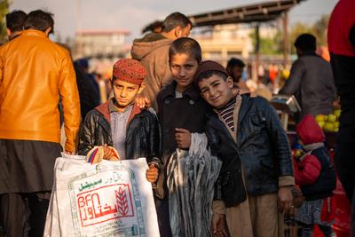 Islamabad, Islamabad Capital Territory, Pakistan - February 02, 2020, Young Boys selling carry bags in vegetable market.-stock-foto