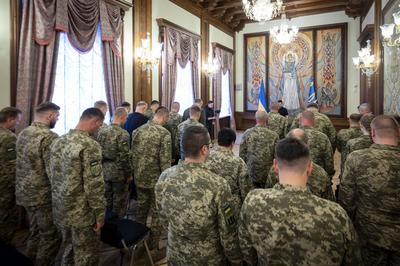 Ukrainian President, Volodymyr Zelenskyy, presents awards to veterans of the National Service in the field of special communications and information protection-stock-foto
