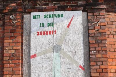 Blick am Montag (04.03.2024) am Bahnhof in Barth (Landkreis Vorpommern R?gen) auf ein gemaltes Windrad mit dem Schriftzu-stock-foto