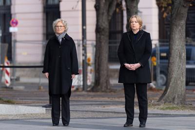 RECORD DATE NOT STATED Volkstrauertag, Christine Lambrecht, B?rbel Bas Kranzniederlegung f?r die Opfer von Krieg und Ge-stock-foto