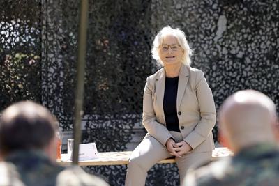 Verteidigungsministerin Christine Lambrecht besucht das Zentrum Cyber-Operationen (ZCO) am Bundeswehrstandort Rheinbach-stock-foto