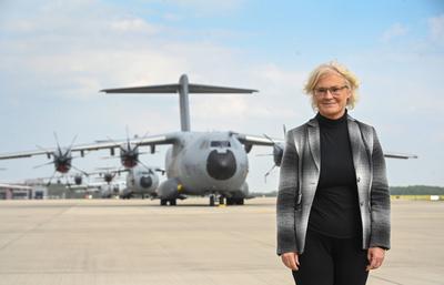 02.05.22, Hannover, Christine Lambrecht, SPD Bundesministerin f?r Verteidigung Lufttransportgeschwader 62 der Luftwaffe-stock-foto