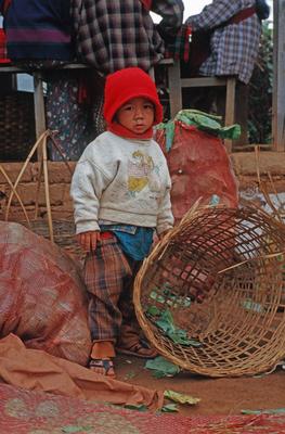 Junge in Kalaw, Myanmar In Myanmar sind 50% der Einwohner j?nger als zwanzig Jahre. Kinderarbeit ist offiziell verboten,-stock-foto