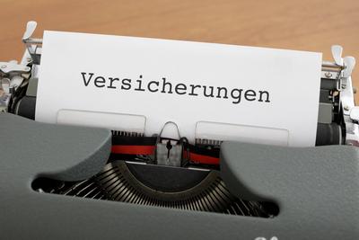 In einer Schreibmaschine ist ein Blatt Papier mit dem Schriftzug Versicherungen eingespannt, DEU, Berlin, 05.02.2021 ***-stock-foto