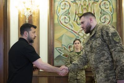 Ukrainian President, Volodymyr Zelenskyy, presents awards to veterans of the National Service in the field of special communications and information protection-stock-foto